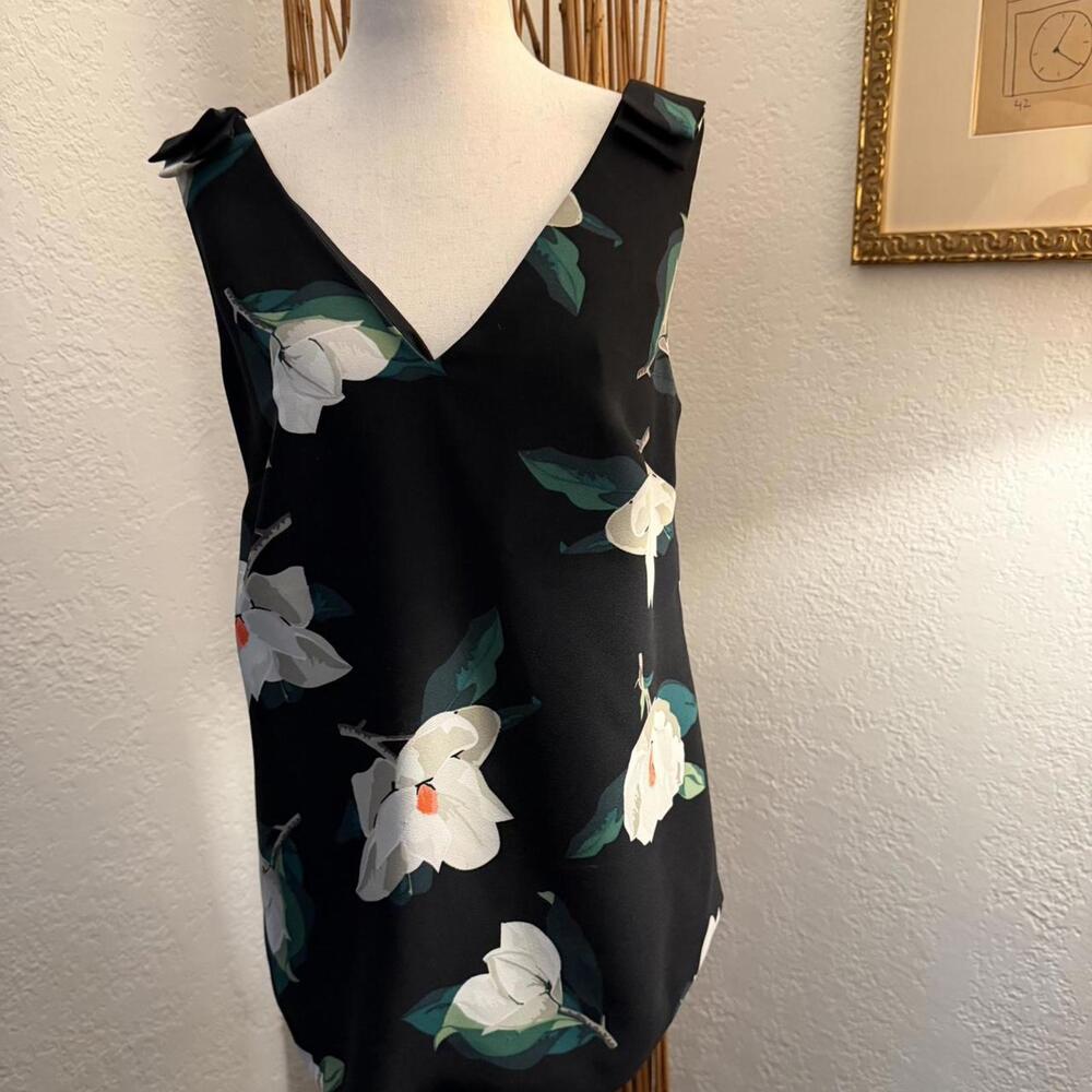 Banana Republic Black and white floral sleeveless top #floraltop